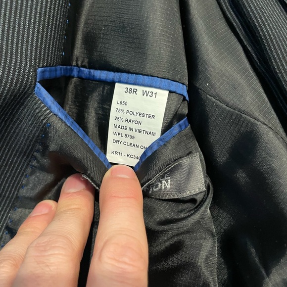 Kenneth Cole Reaction Suit 38R Blazer 40S Pants Dark Navy with Grey Pinstripes - Picture 4 of 5